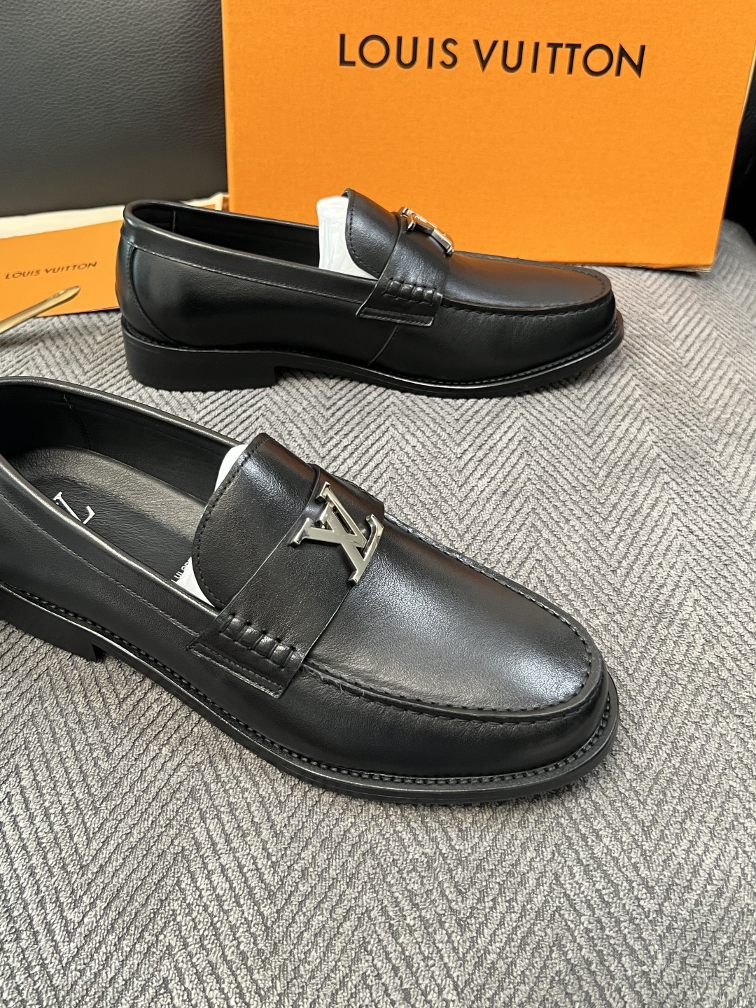 Lv  高品质  顶级工艺品   路易威登 皮鞋专柜同步原厂配置，鞋面意大利进口，进口水染牛皮内里，鞋底：原厂特供原版真