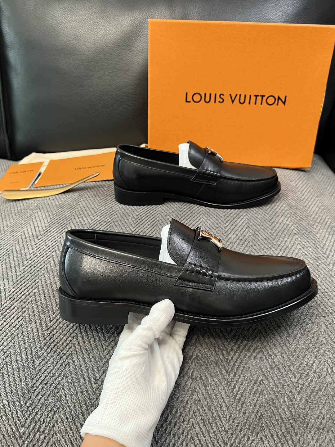 Lv  高品质  顶级工艺品   路易威登 皮鞋专柜同步原厂配置，鞋面意大利进口，进口水染牛皮内里，鞋底：原厂特供原版真