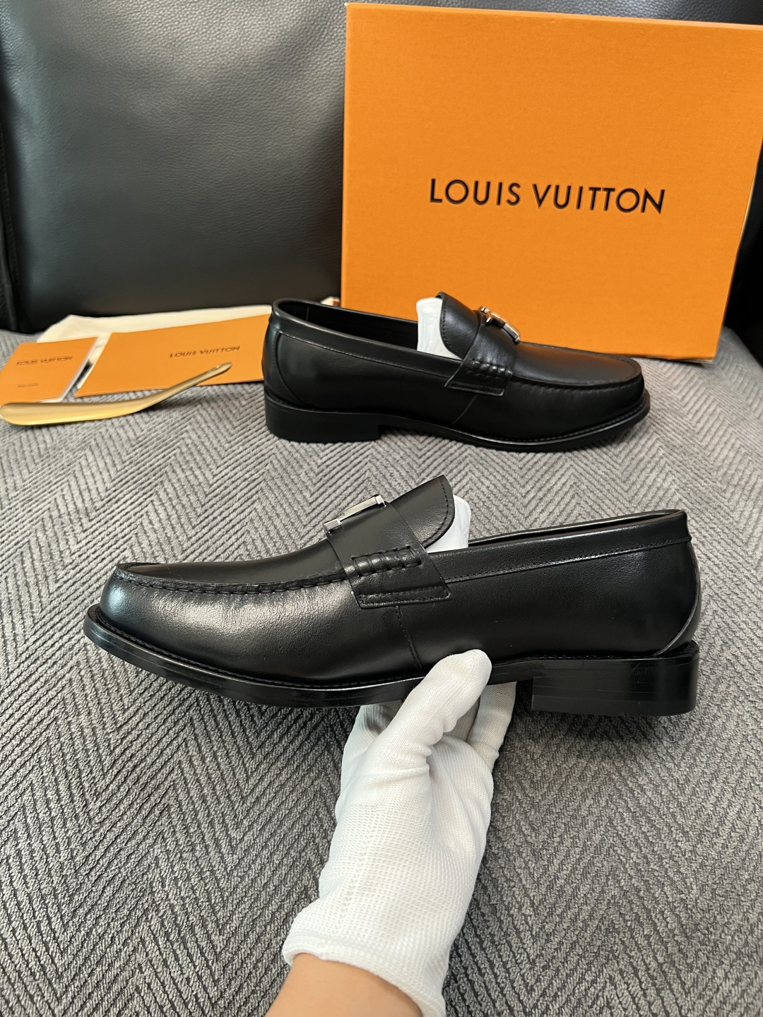 Lv  高品质  顶级工艺品   路易威登 皮鞋专柜同步原厂配置，鞋面意大利进口，进口水染牛皮内里，鞋底：原厂特供原版真