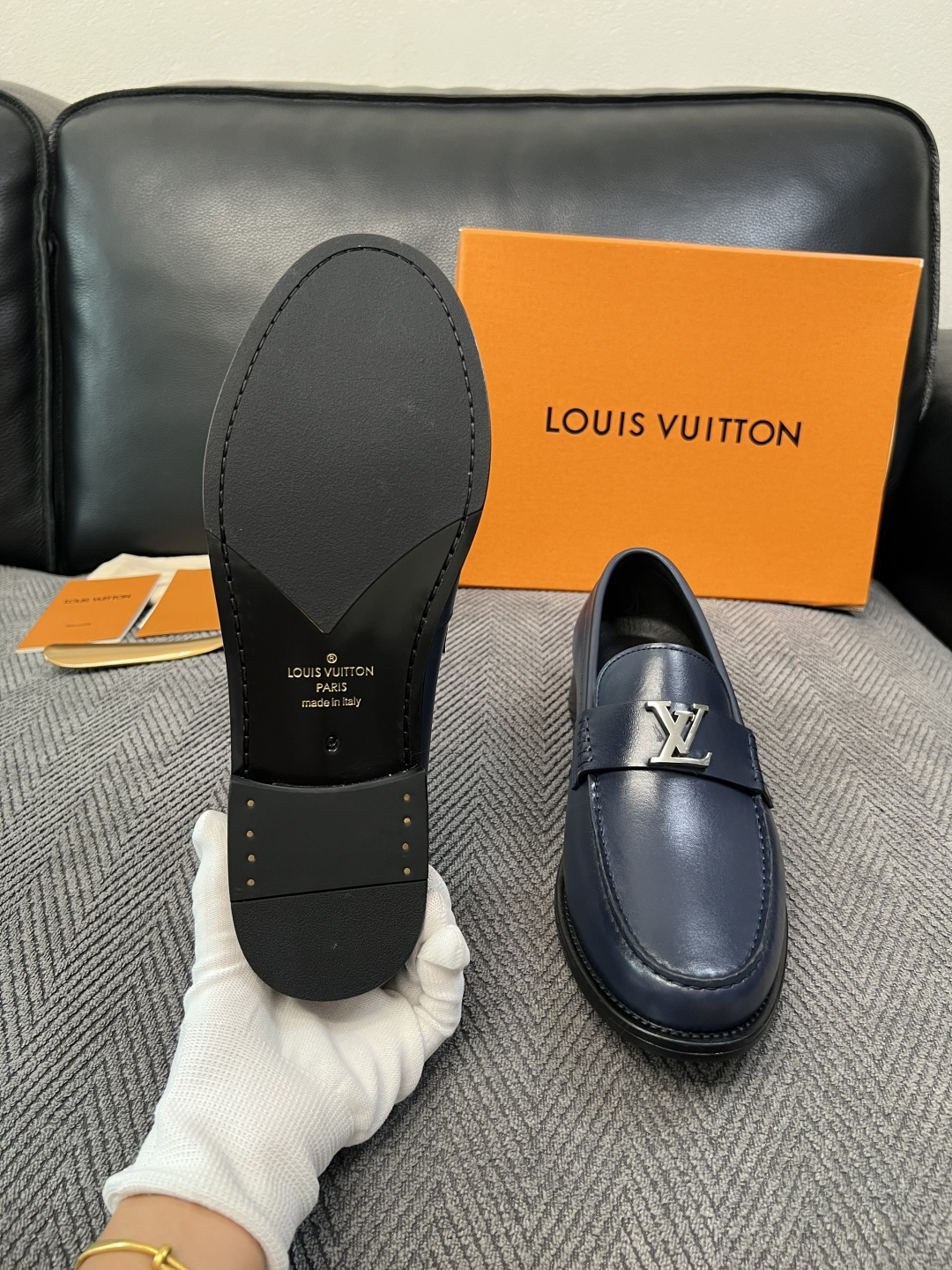 Lv  高品质  顶级工艺品   路易威登 皮鞋专柜同步原厂配置，鞋面意大利进口，进口水染牛皮内里，鞋底：原厂特供原版真