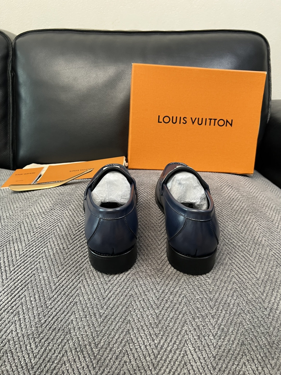 Lv  高品质  顶级工艺品   路易威登 皮鞋专柜同步原厂配置，鞋面意大利进口，进口水染牛皮内里，鞋底：原厂特供原版真