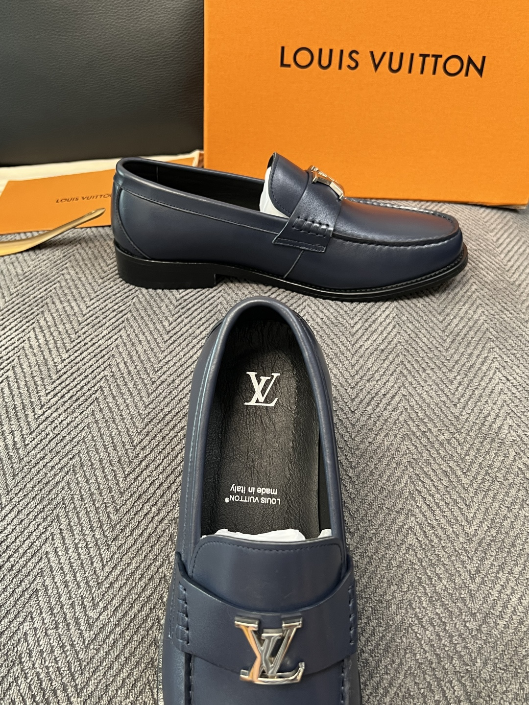 Lv  高品质  顶级工艺品   路易威登 皮鞋专柜同步原厂配置，鞋面意大利进口，进口水染牛皮内里，鞋底：原厂特供原版真