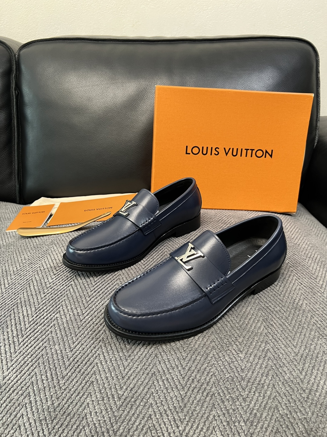 Lv  高品质  顶级工艺品   路易威登 皮鞋专柜同步原厂配置，鞋面意大利进口，进口水染牛皮内里，鞋底：原厂特供原版真