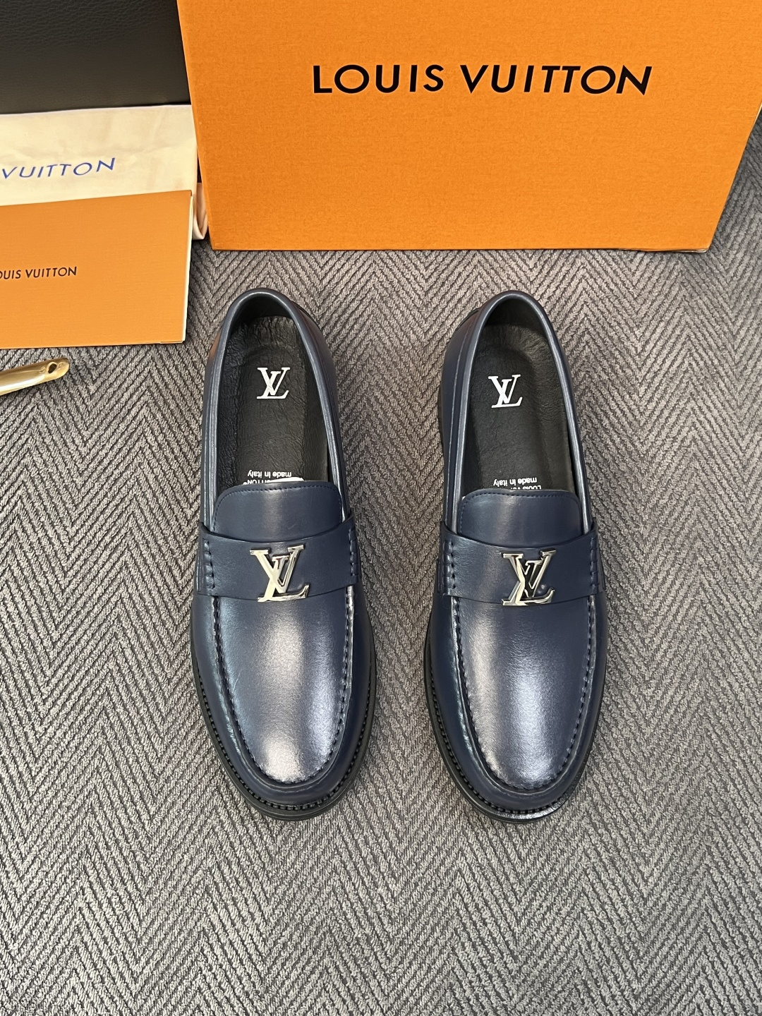 Lv  高品质  顶级工艺品   路易威登 皮鞋专柜同步原厂配置，鞋面意大利进口，进口水染牛皮内里，鞋底：原厂特供原版真