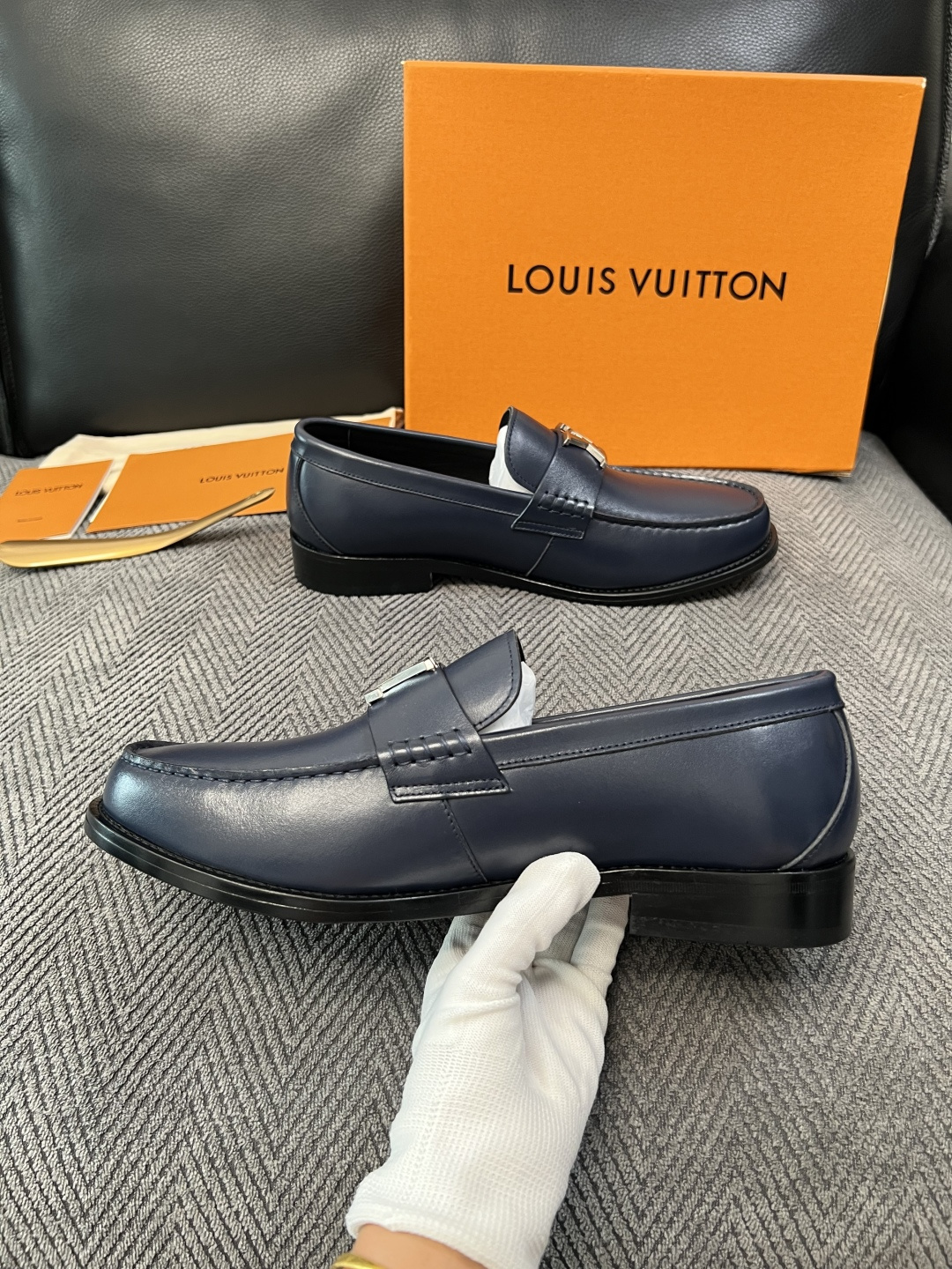 Lv  高品质  顶级工艺品   路易威登 皮鞋专柜同步原厂配置，鞋面意大利进口，进口水染牛皮内里，鞋底：原厂特供原版真