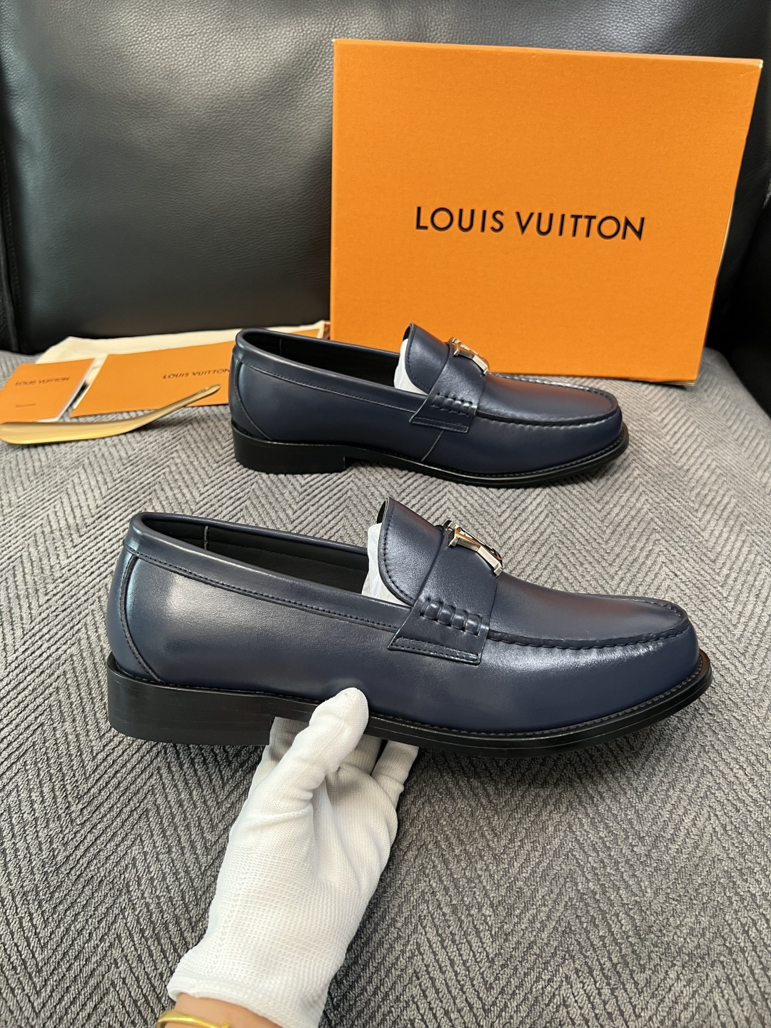 Lv  高品质  顶级工艺品   路易威登 皮鞋专柜同步原厂配置，鞋面意大利进口，进口水染牛皮内里，鞋底：原厂特供原版真