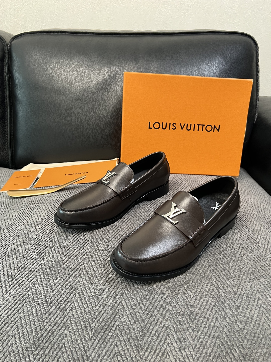Lv  高品质  顶级工艺品   路易威登 皮鞋专柜同步原厂配置，鞋面意大利进口，进口水染牛皮内里，鞋底：原厂特供原版真