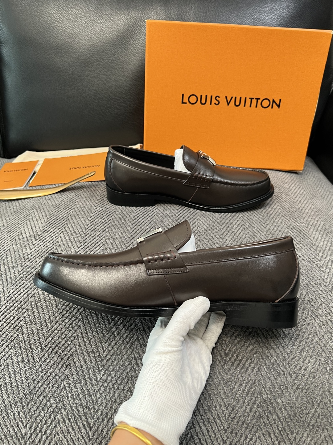 Lv  高品质  顶级工艺品   路易威登 皮鞋专柜同步原厂配置，鞋面意大利进口，进口水染牛皮内里，鞋底：原厂特供原版真