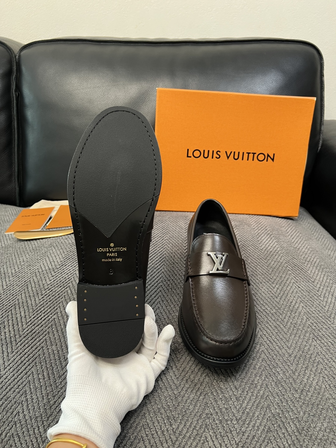 Lv  高品质  顶级工艺品   路易威登 皮鞋专柜同步原厂配置，鞋面意大利进口，进口水染牛皮内里，鞋底：原厂特供原版真