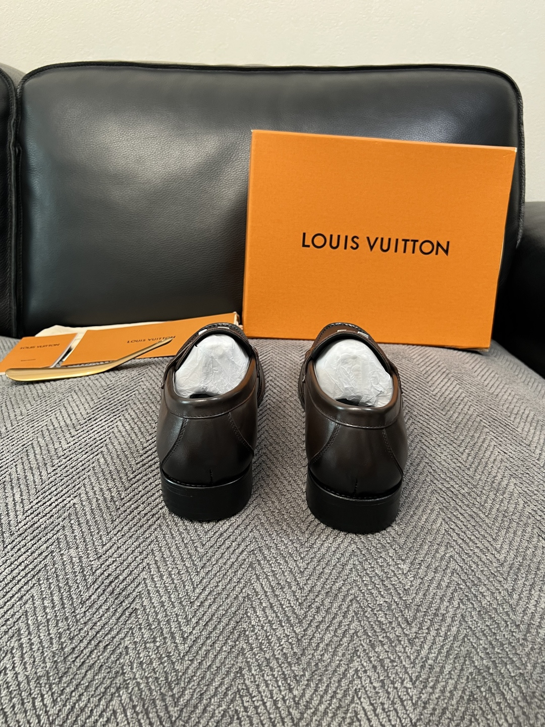 Lv  高品质  顶级工艺品   路易威登 皮鞋专柜同步原厂配置，鞋面意大利进口，进口水染牛皮内里，鞋底：原厂特供原版真
