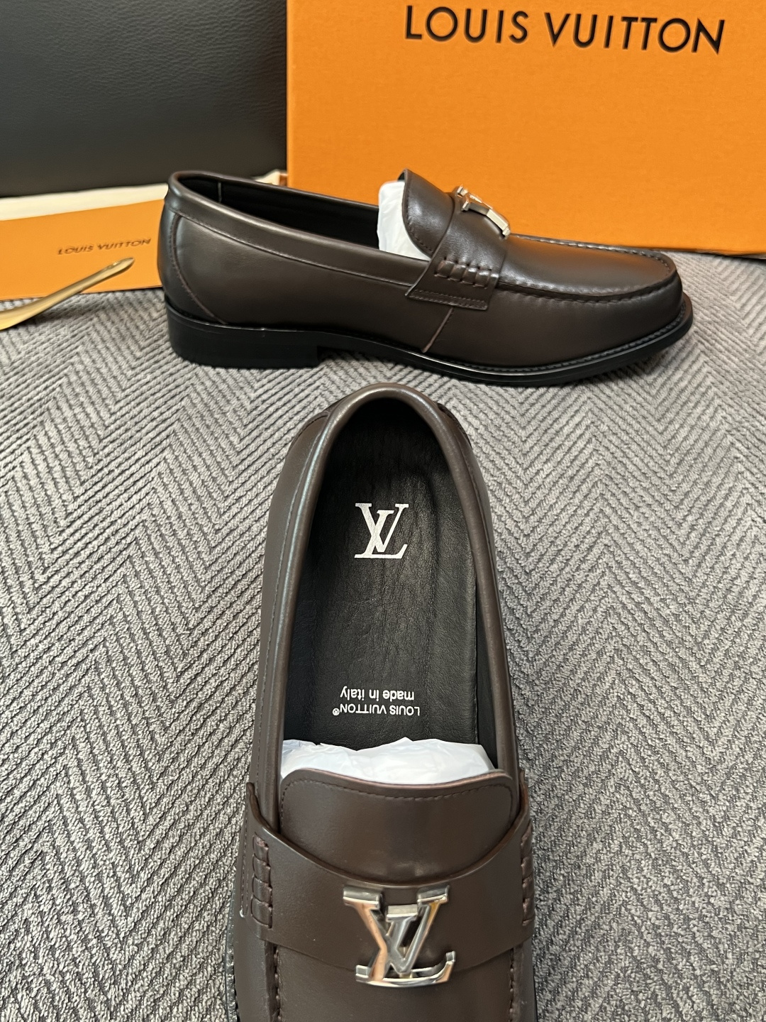 Lv  高品质  顶级工艺品   路易威登 皮鞋专柜同步原厂配置，鞋面意大利进口，进口水染牛皮内里，鞋底：原厂特供原版真