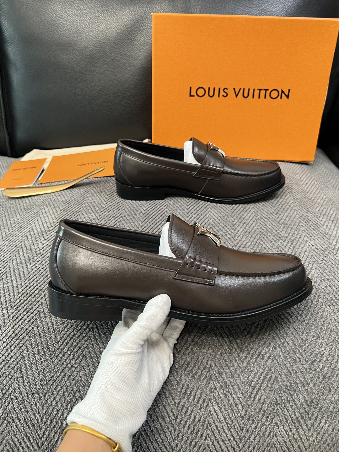 Lv  高品质  顶级工艺品   路易威登 皮鞋专柜同步原厂配置，鞋面意大利进口，进口水染牛皮内里，鞋底：原厂特供原版真