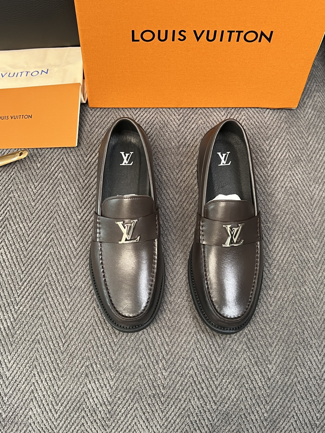 Lv  高品质  顶级工艺品   路易威登 皮鞋专柜同步原厂配置，鞋面意大利进口，进口水染牛皮内里，鞋底：原厂特供原版真