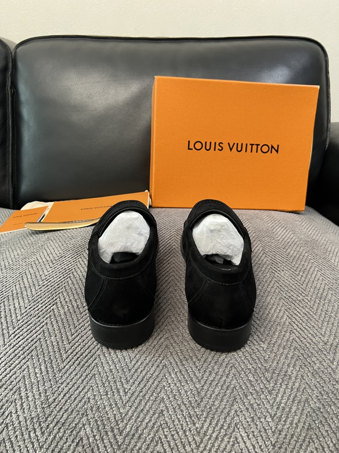 Lv  高品质  顶级工艺品   路易威登 皮鞋专柜同步原厂配置，鞋面意大利进口，进口水染牛皮内里，鞋底：原厂特供原版真