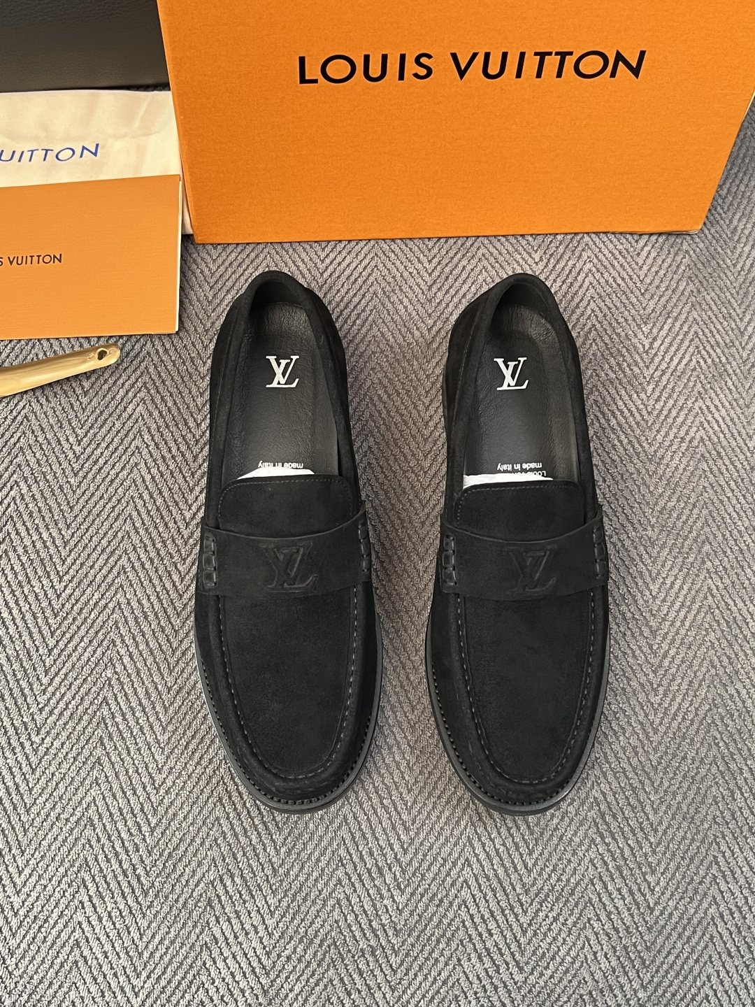 Lv  高品质  顶级工艺品   路易威登 皮鞋专柜同步原厂配置，鞋面意大利进口，进口水染牛皮内里，鞋底：原厂特供原版真