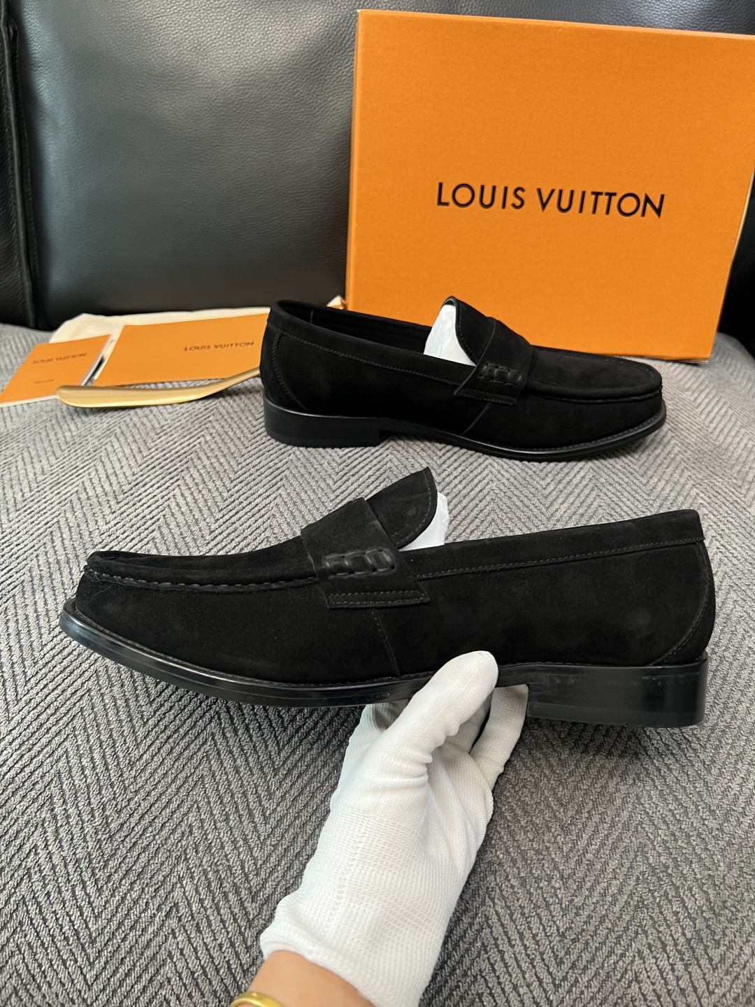 Lv  高品质  顶级工艺品   路易威登 皮鞋专柜同步原厂配置，鞋面意大利进口，进口水染牛皮内里，鞋底：原厂特供原版真