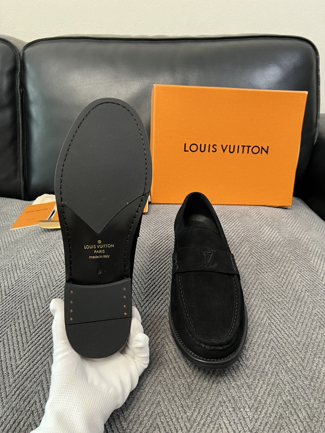 Lv  高品质  顶级工艺品   路易威登 皮鞋专柜同步原厂配置，鞋面意大利进口，进口水染牛皮内里，鞋底：原厂特供原版真
