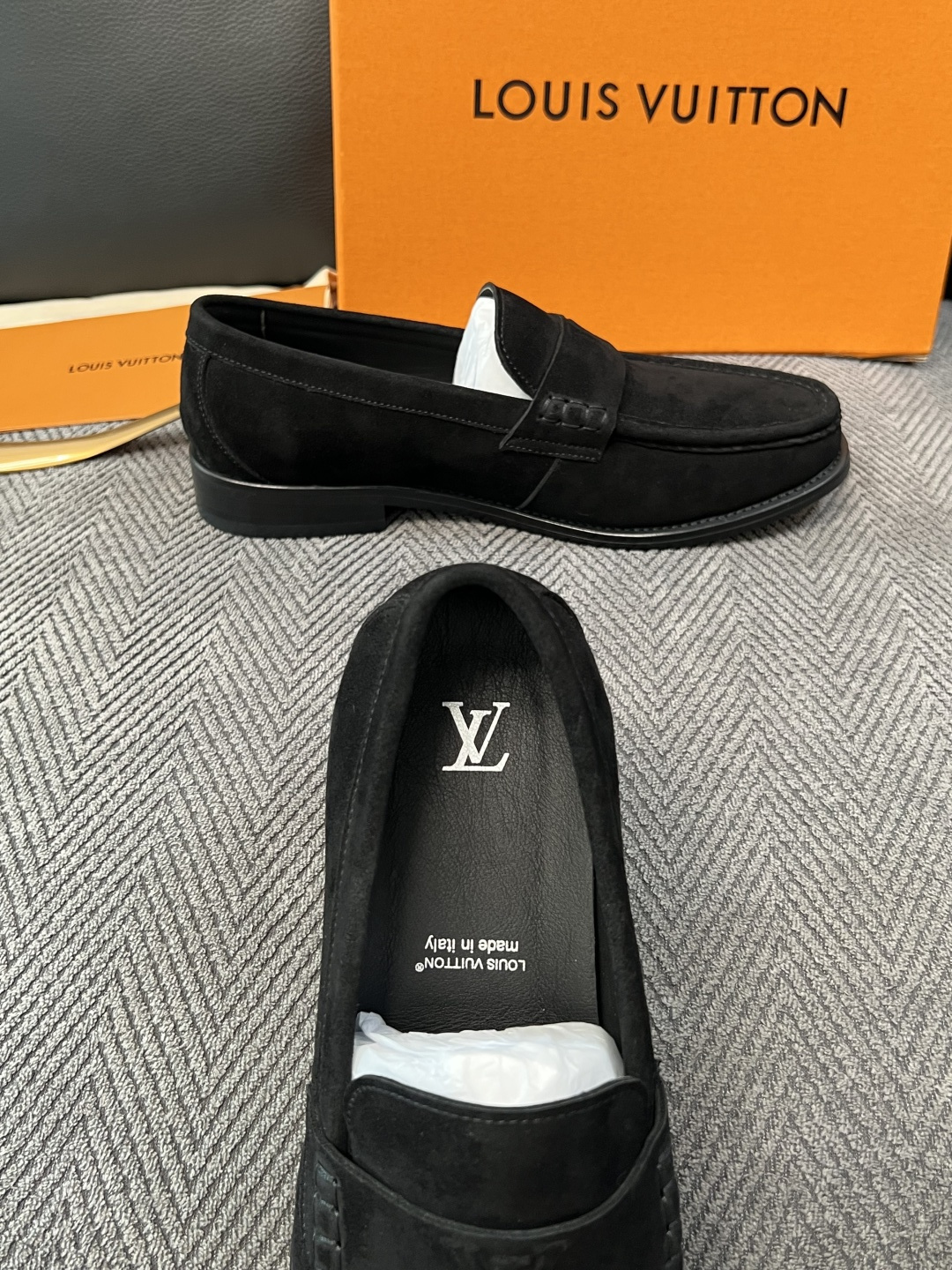 Lv  高品质  顶级工艺品   路易威登 皮鞋专柜同步原厂配置，鞋面意大利进口，进口水染牛皮内里，鞋底：原厂特供原版真