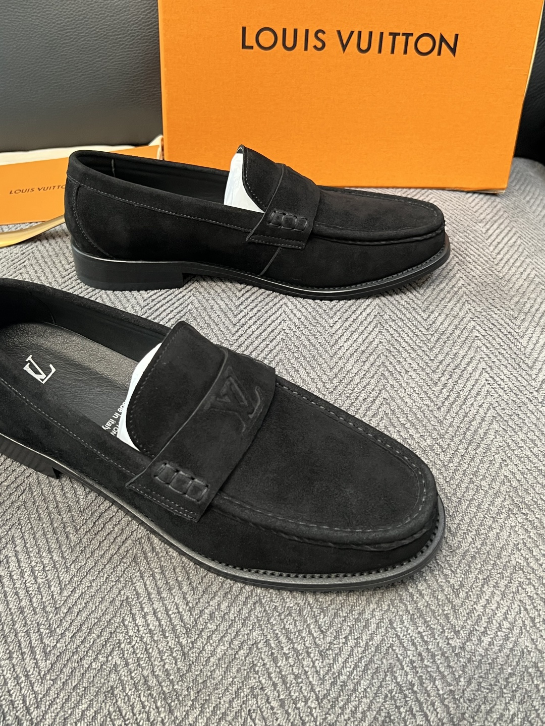 Lv  高品质  顶级工艺品   路易威登 皮鞋专柜同步原厂配置，鞋面意大利进口，进口水染牛皮内里，鞋底：原厂特供原版真
