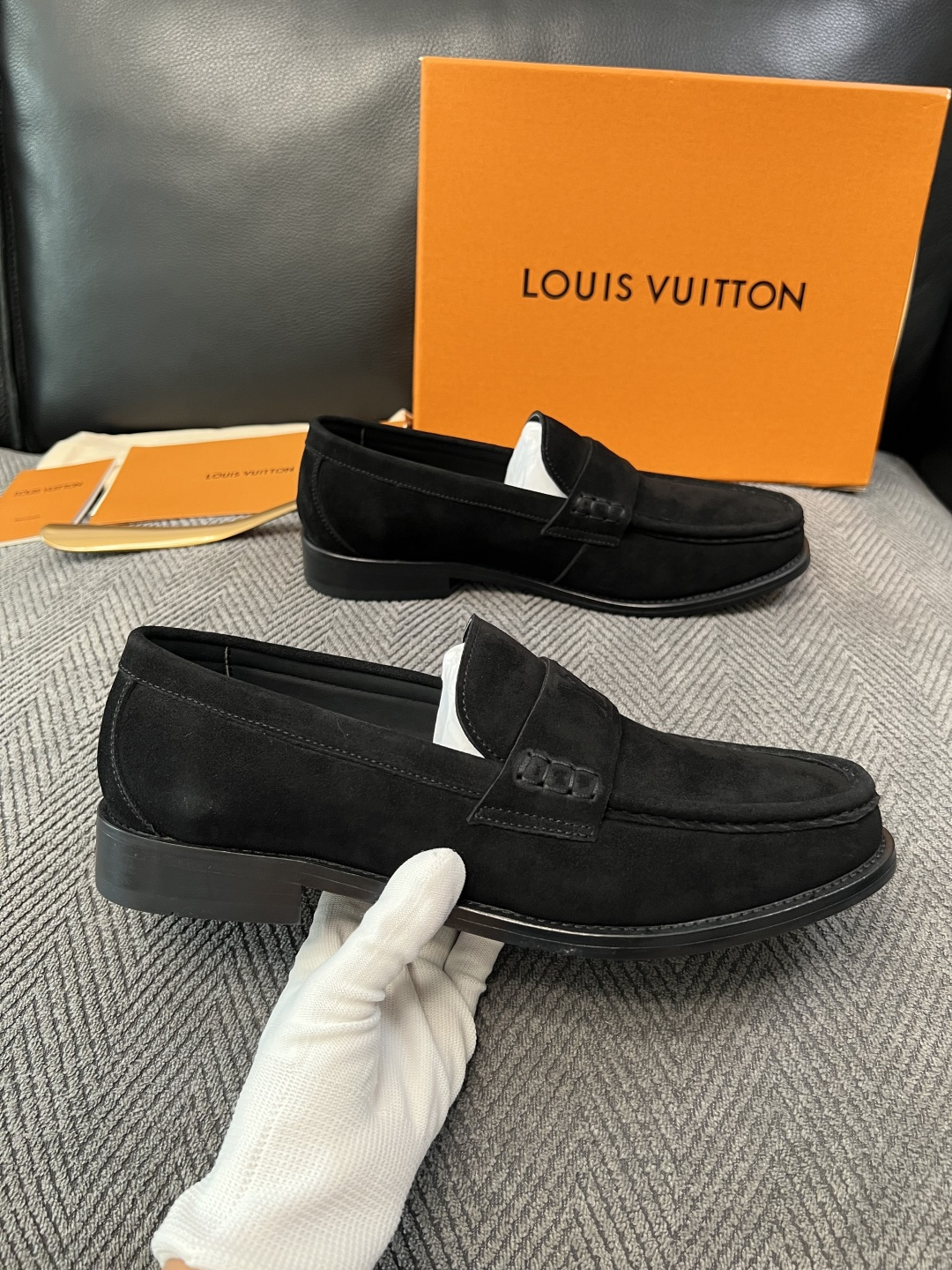 Lv  高品质  顶级工艺品   路易威登 皮鞋专柜同步原厂配置，鞋面意大利进口，进口水染牛皮内里，鞋底：原厂特供原版真