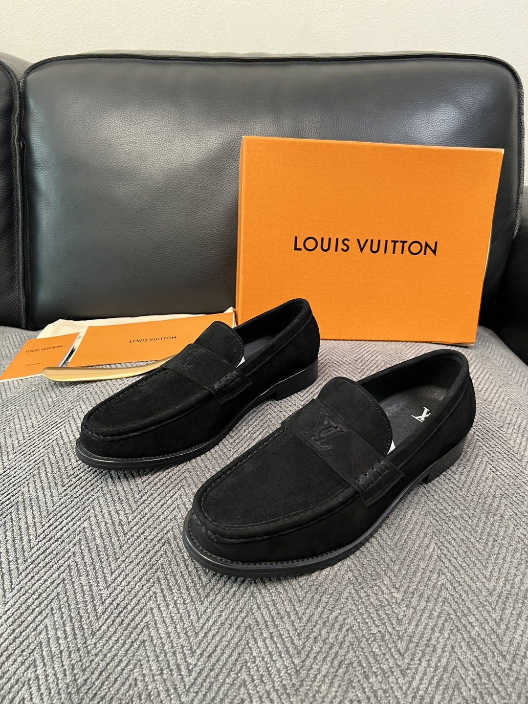 Lv  高品质  顶级工艺品   路易威登 皮鞋专柜同步原厂配置，鞋面意大利进口，进口水染牛皮内里，鞋底：原厂特供原版真