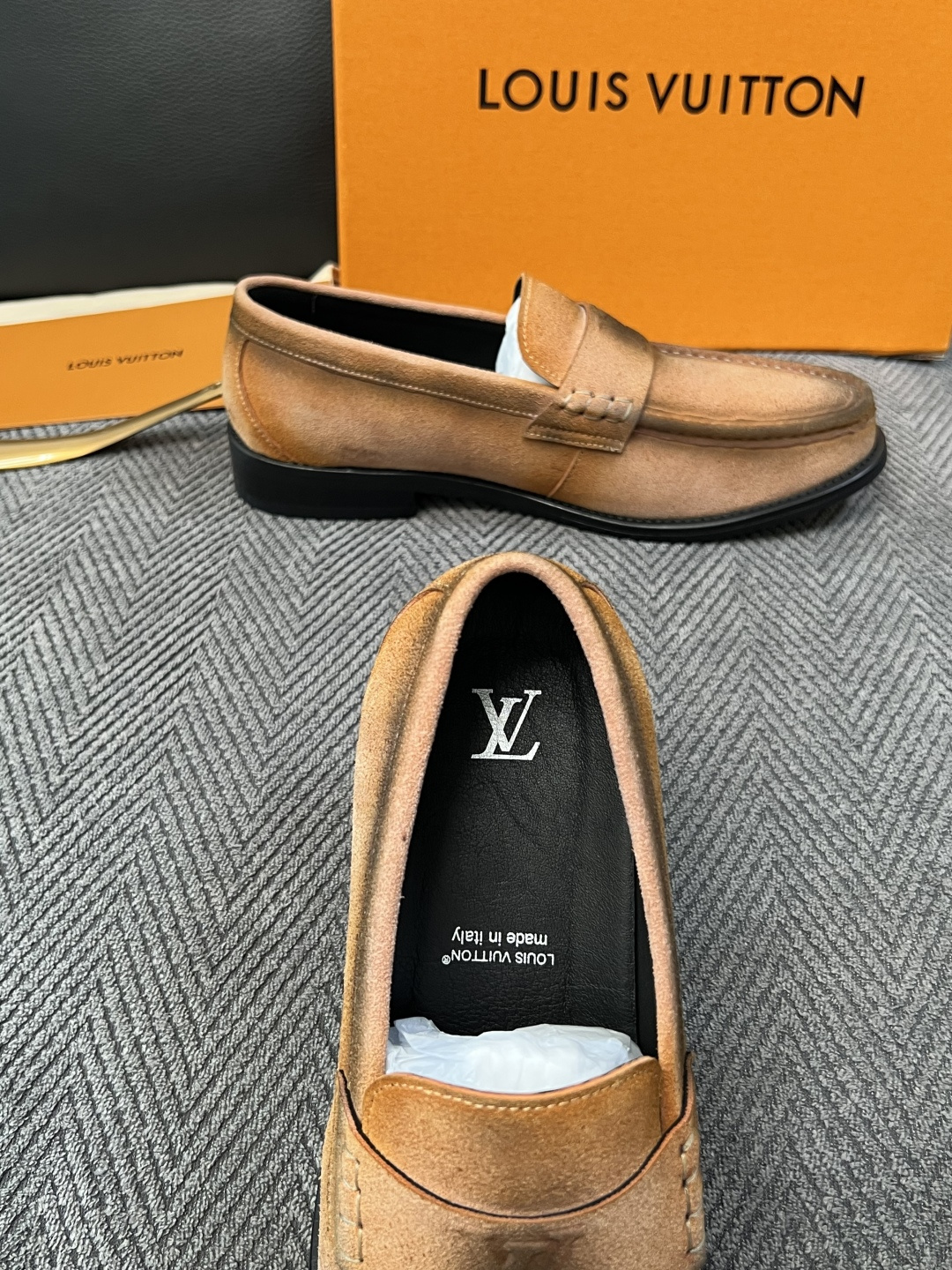 Lv  高品质  顶级工艺品   路易威登 皮鞋专柜同步原厂配置，鞋面意大利进口，进口水染牛皮内里，鞋底：原厂特供原版真