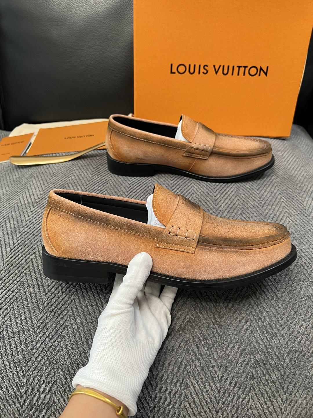 Lv  高品质  顶级工艺品   路易威登 皮鞋专柜同步原厂配置，鞋面意大利进口，进口水染牛皮内里，鞋底：原厂特供原版真