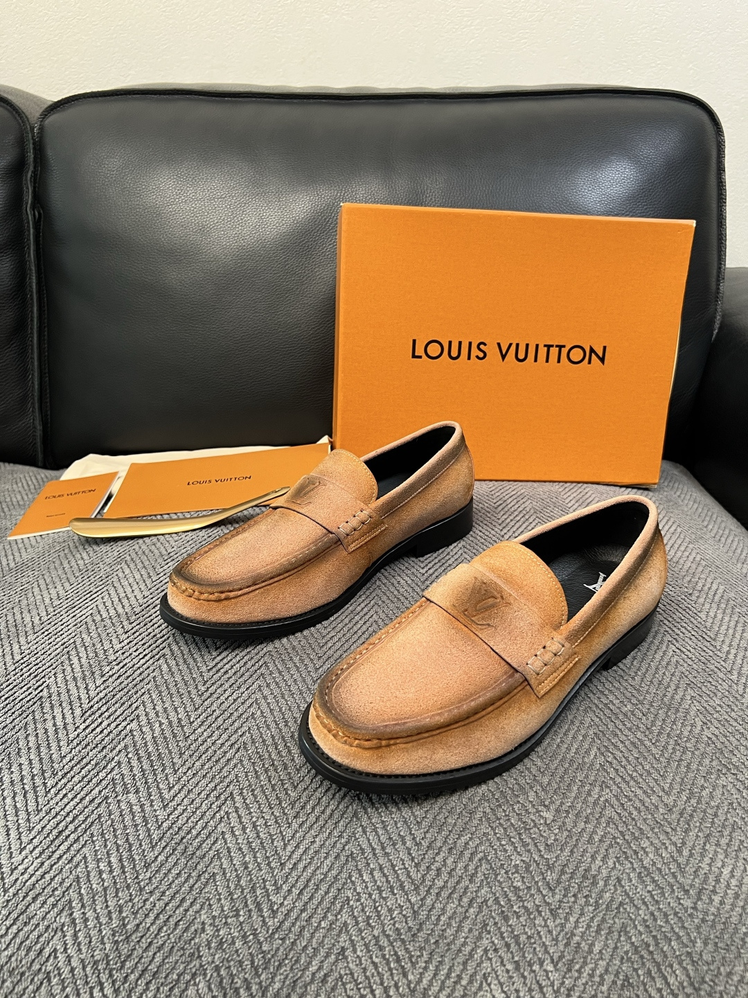 Lv  高品质  顶级工艺品   路易威登 皮鞋专柜同步原厂配置，鞋面意大利进口，进口水染牛皮内里，鞋底：原厂特供原版真