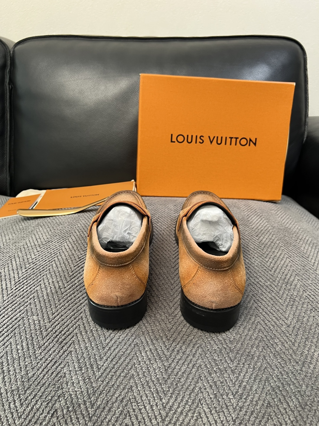 Lv  高品质  顶级工艺品   路易威登 皮鞋专柜同步原厂配置，鞋面意大利进口，进口水染牛皮内里，鞋底：原厂特供原版真