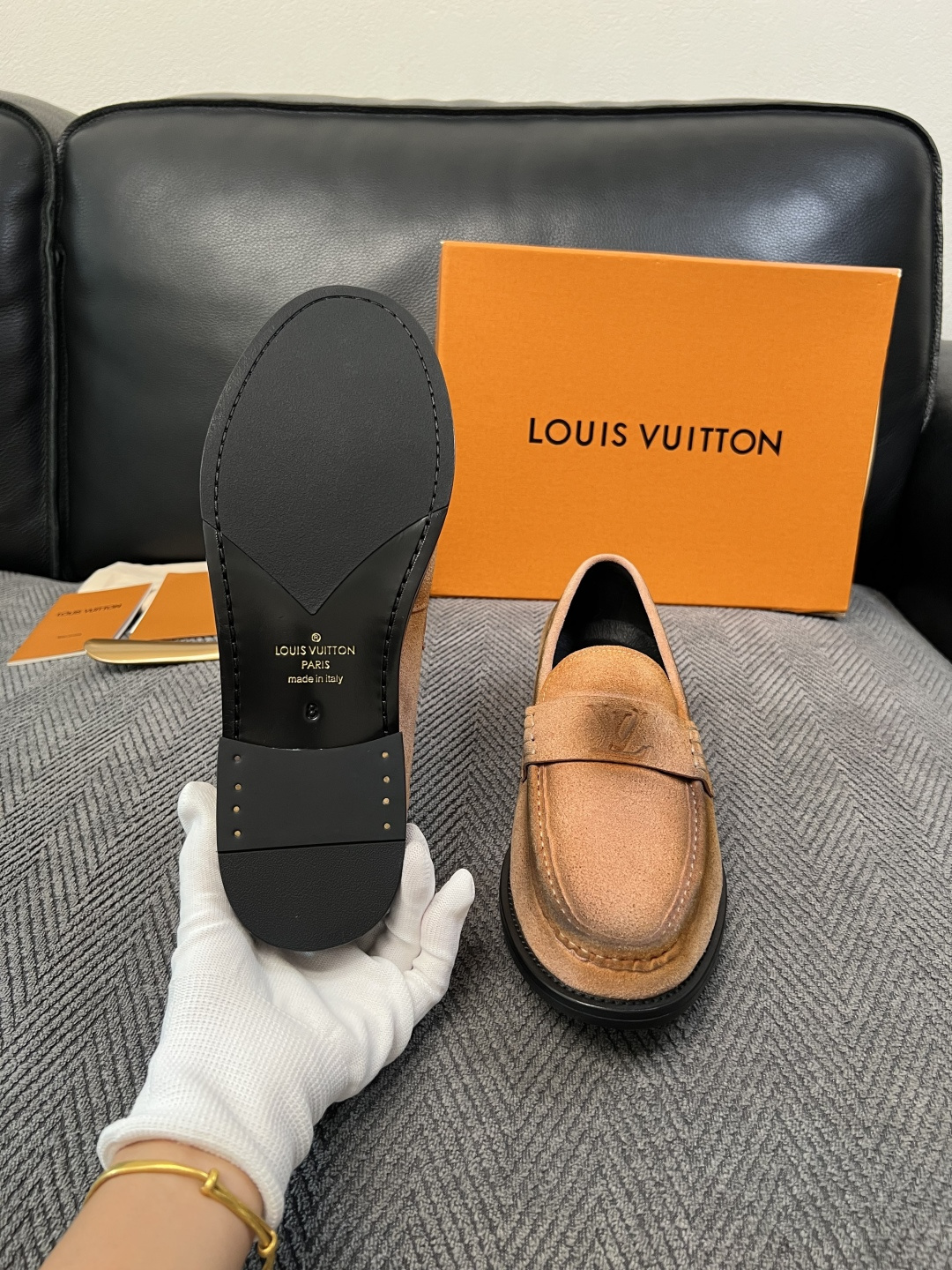 Lv  高品质  顶级工艺品   路易威登 皮鞋专柜同步原厂配置，鞋面意大利进口，进口水染牛皮内里，鞋底：原厂特供原版真