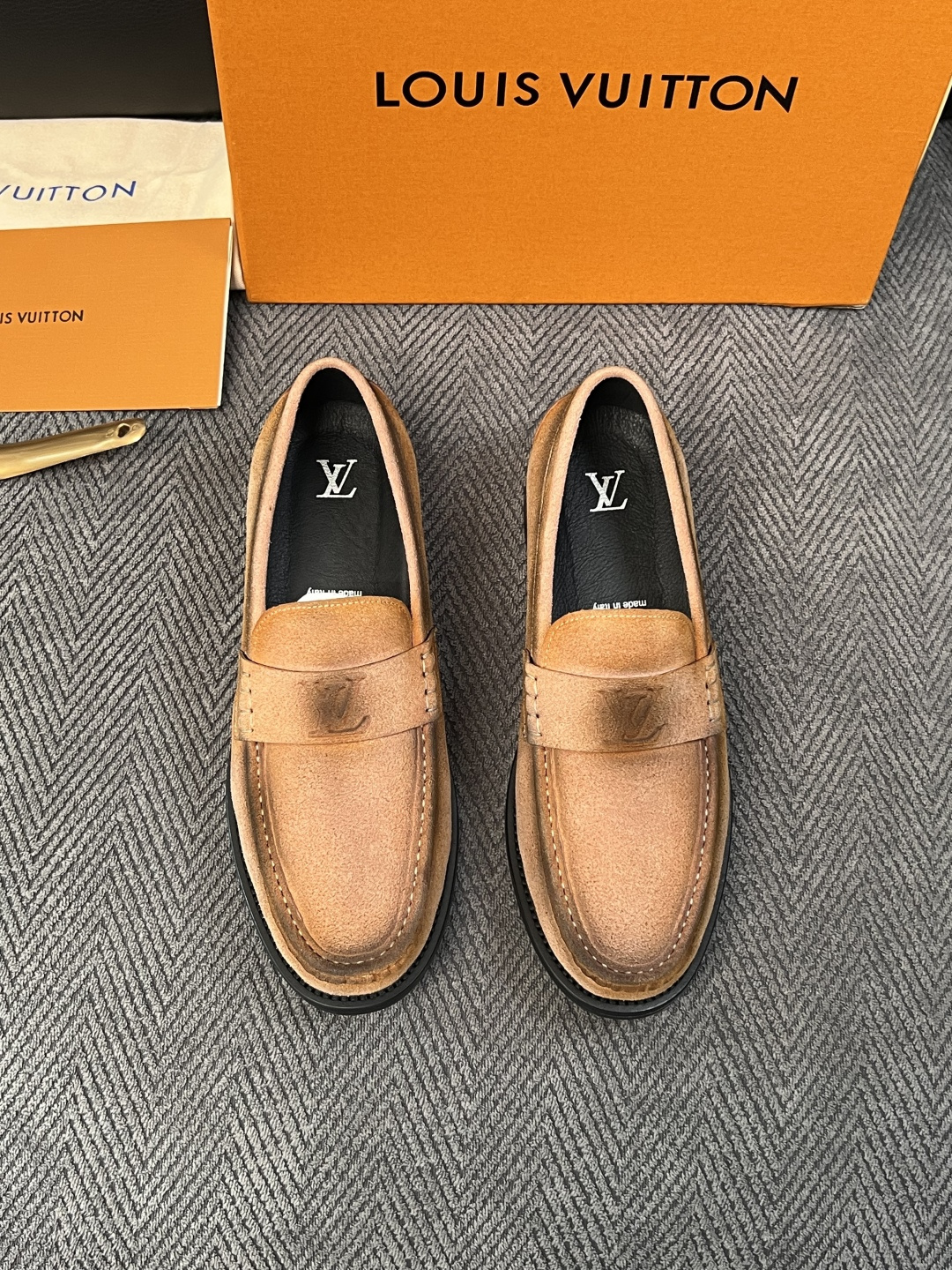 Lv  高品质  顶级工艺品   路易威登 皮鞋专柜同步原厂配置，鞋面意大利进口，进口水染牛皮内里，鞋底：原厂特供原版真