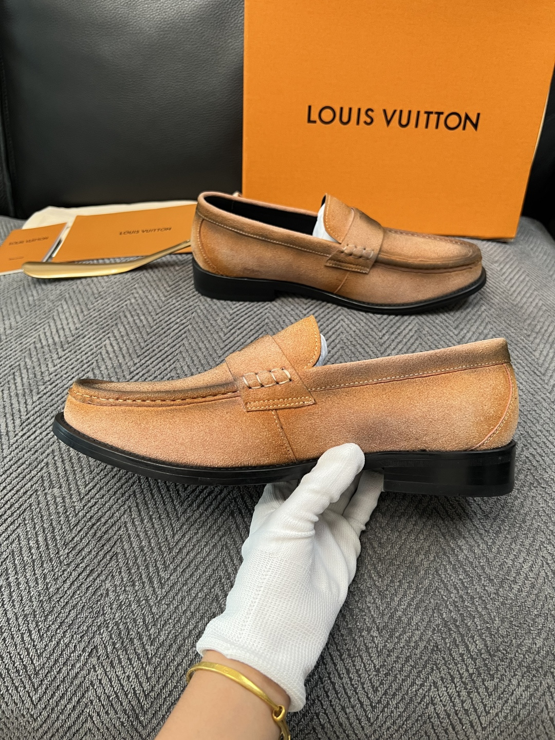 Lv  高品质  顶级工艺品   路易威登 皮鞋专柜同步原厂配置，鞋面意大利进口，进口水染牛皮内里，鞋底：原厂特供原版真