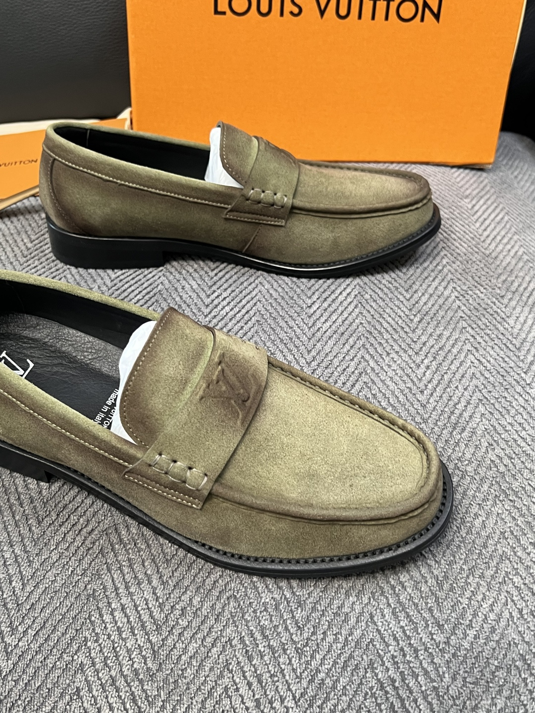 Lv  高品质  顶级工艺品   路易威登 皮鞋专柜同步原厂配置，鞋面意大利进口，进口水染牛皮内里，鞋底：原厂特供原版真