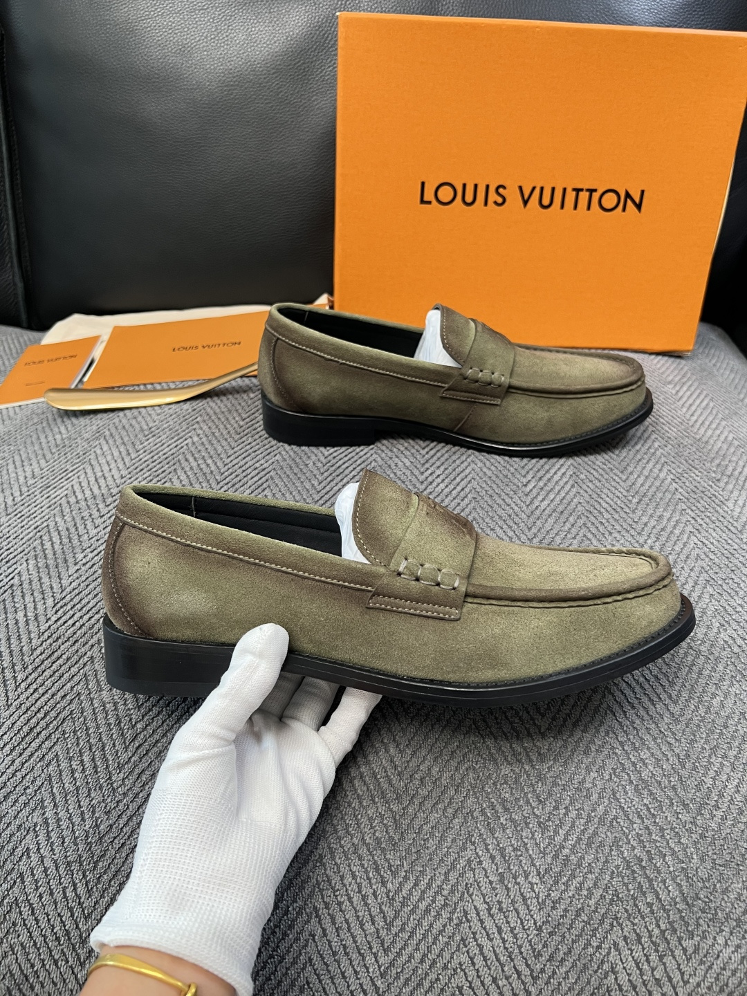 Lv  高品质  顶级工艺品   路易威登 皮鞋专柜同步原厂配置，鞋面意大利进口，进口水染牛皮内里，鞋底：原厂特供原版真