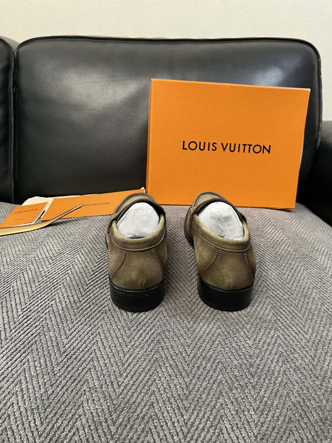 Lv  高品质  顶级工艺品   路易威登 皮鞋专柜同步原厂配置，鞋面意大利进口，进口水染牛皮内里，鞋底：原厂特供原版真