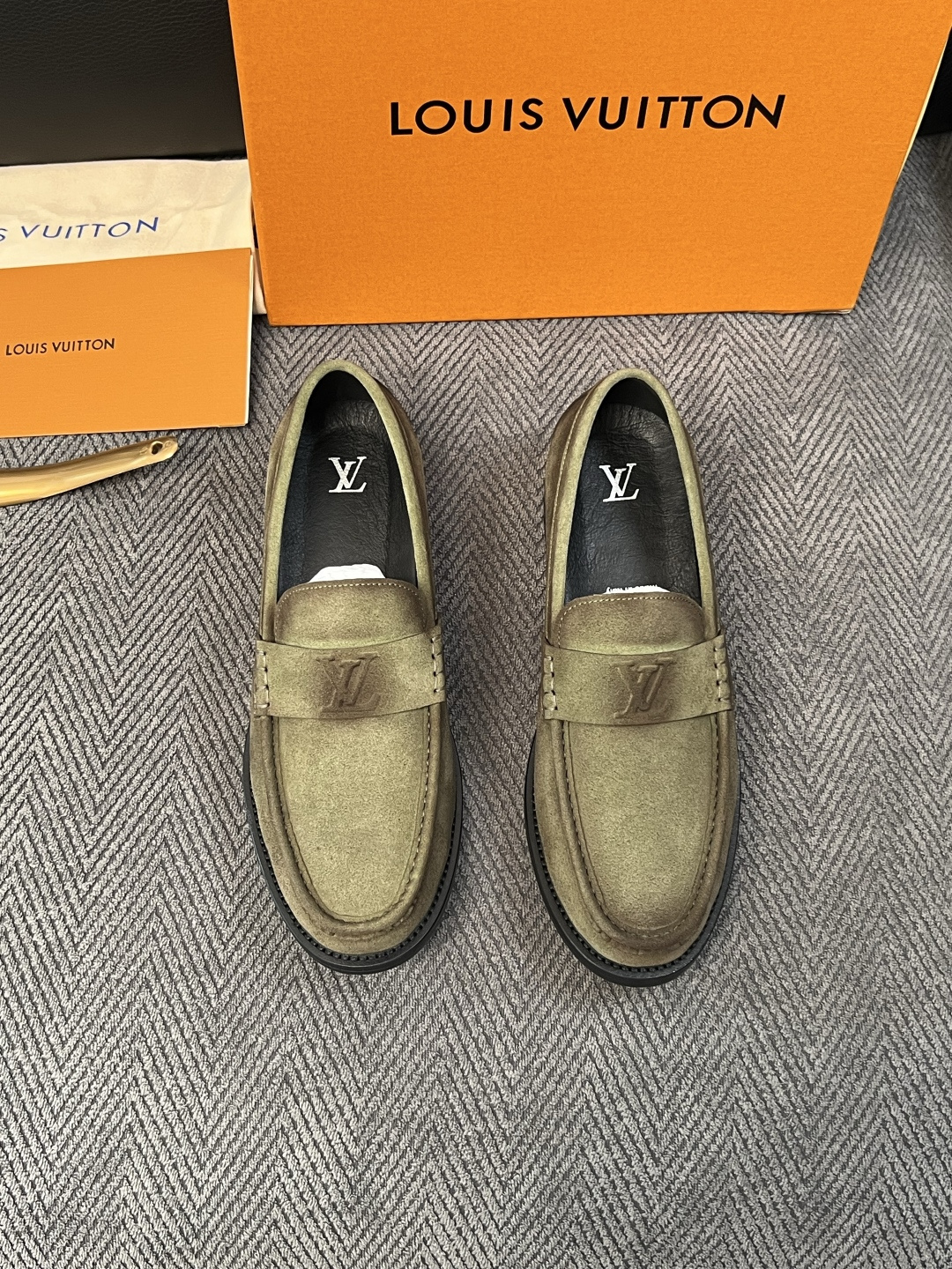 Lv  高品质  顶级工艺品   路易威登 皮鞋专柜同步原厂配置，鞋面意大利进口，进口水染牛皮内里，鞋底：原厂特供原版真