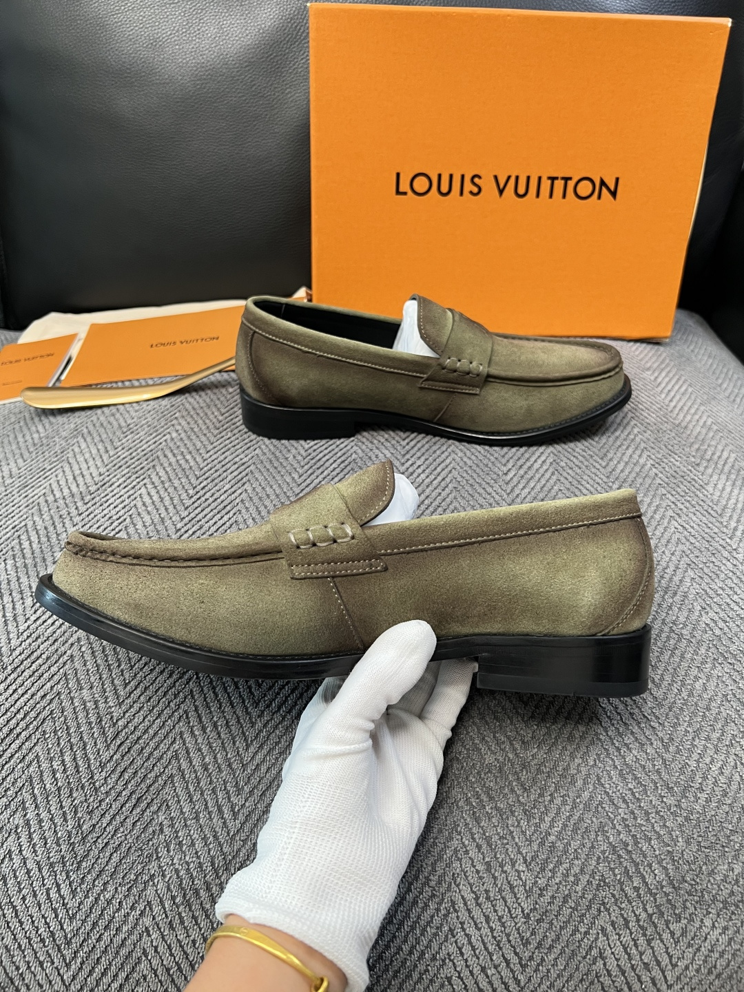 Lv  高品质  顶级工艺品   路易威登 皮鞋专柜同步原厂配置，鞋面意大利进口，进口水染牛皮内里，鞋底：原厂特供原版真