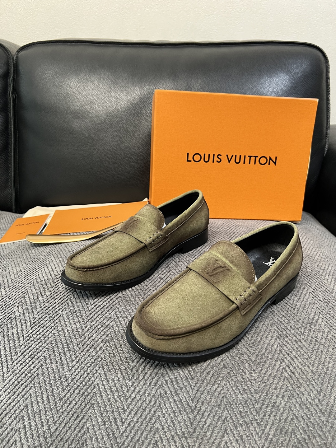 Lv  高品质  顶级工艺品   路易威登 皮鞋专柜同步原厂配置，鞋面意大利进口，进口水染牛皮内里，鞋底：原厂特供原版真