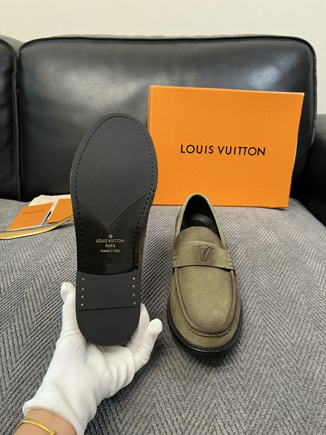 Lv  高品质  顶级工艺品   路易威登 皮鞋专柜同步原厂配置，鞋面意大利进口，进口水染牛皮内里，鞋底：原厂特供原版真