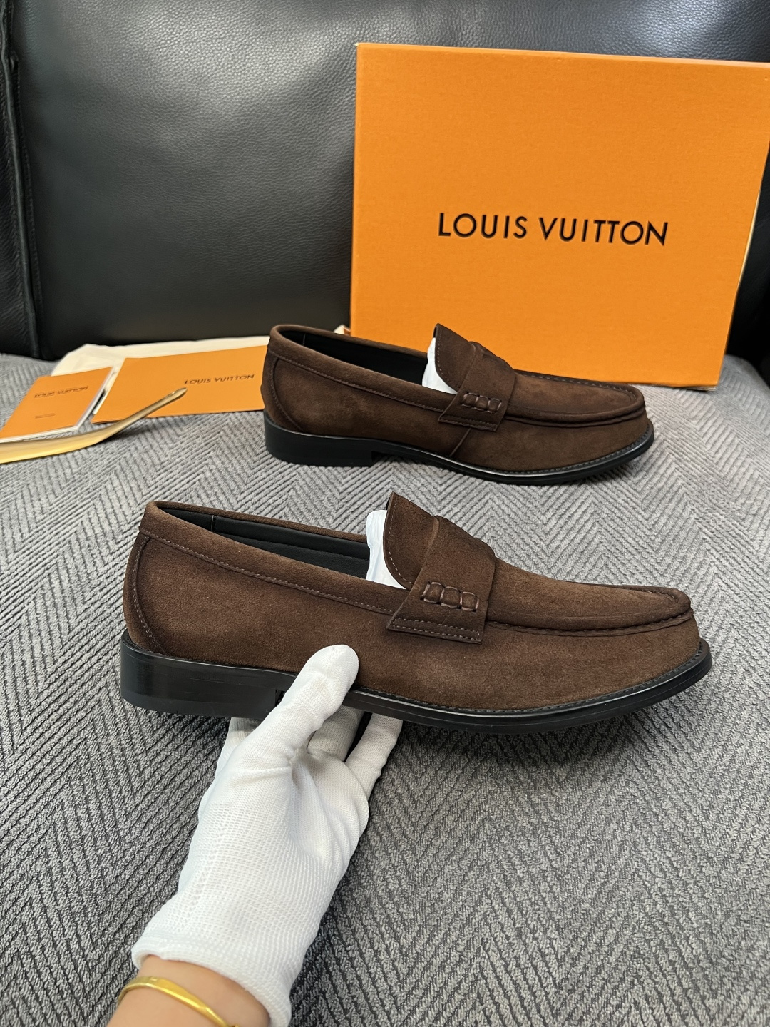 Lv  高品质  顶级工艺品   路易威登 皮鞋专柜同步原厂配置，鞋面意大利进口，进口水染牛皮内里，鞋底：原厂特供原版真