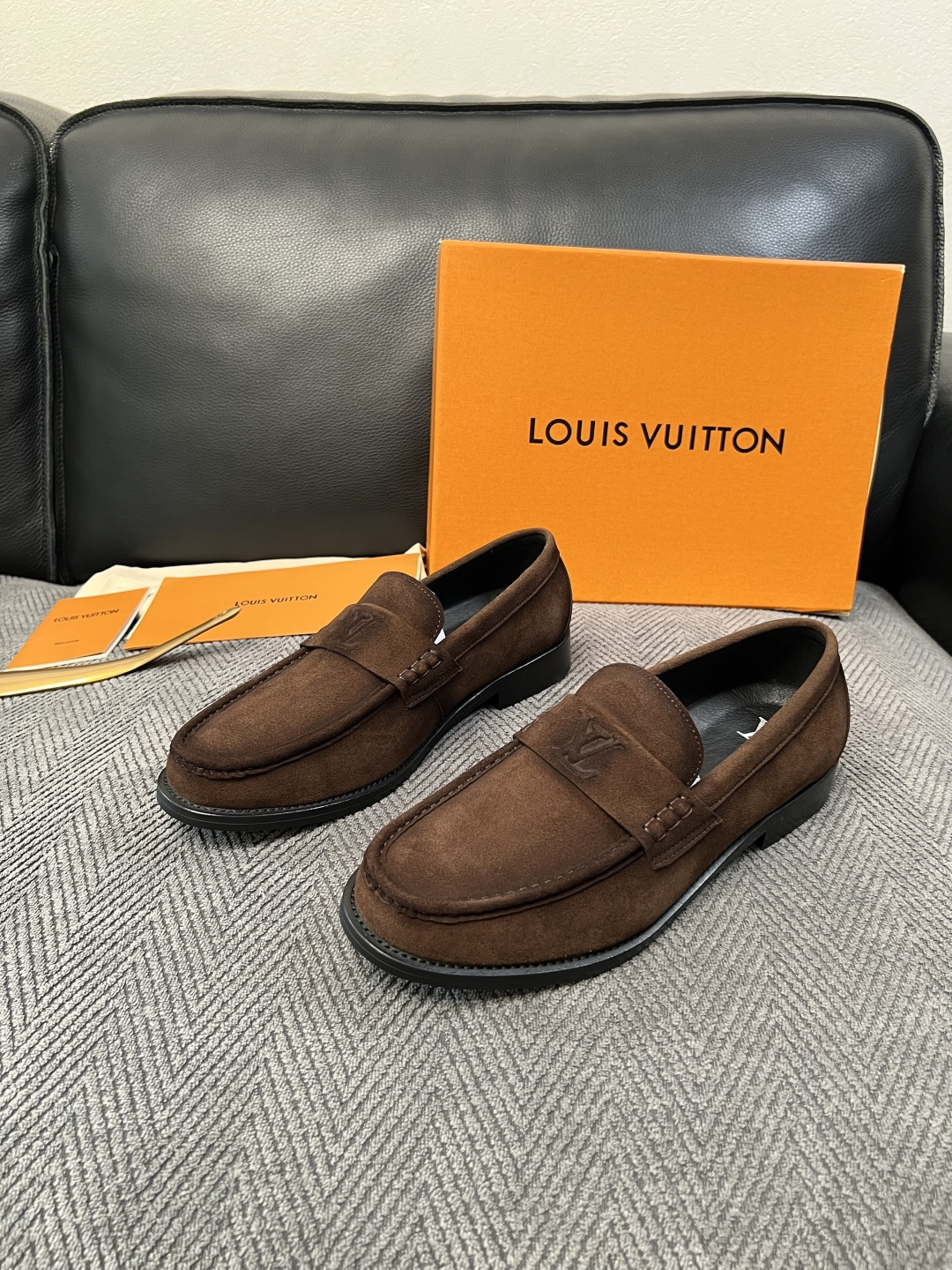 Lv  高品质  顶级工艺品   路易威登 皮鞋专柜同步原厂配置，鞋面意大利进口，进口水染牛皮内里，鞋底：原厂特供原版真