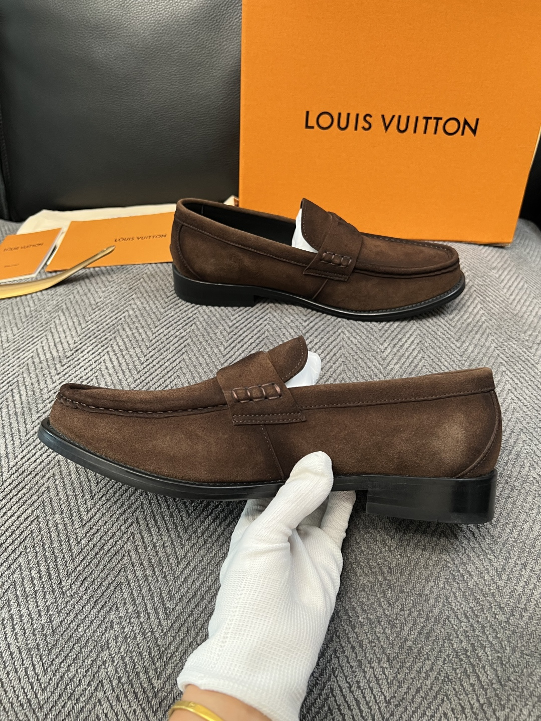 Lv  高品质  顶级工艺品   路易威登 皮鞋专柜同步原厂配置，鞋面意大利进口，进口水染牛皮内里，鞋底：原厂特供原版真