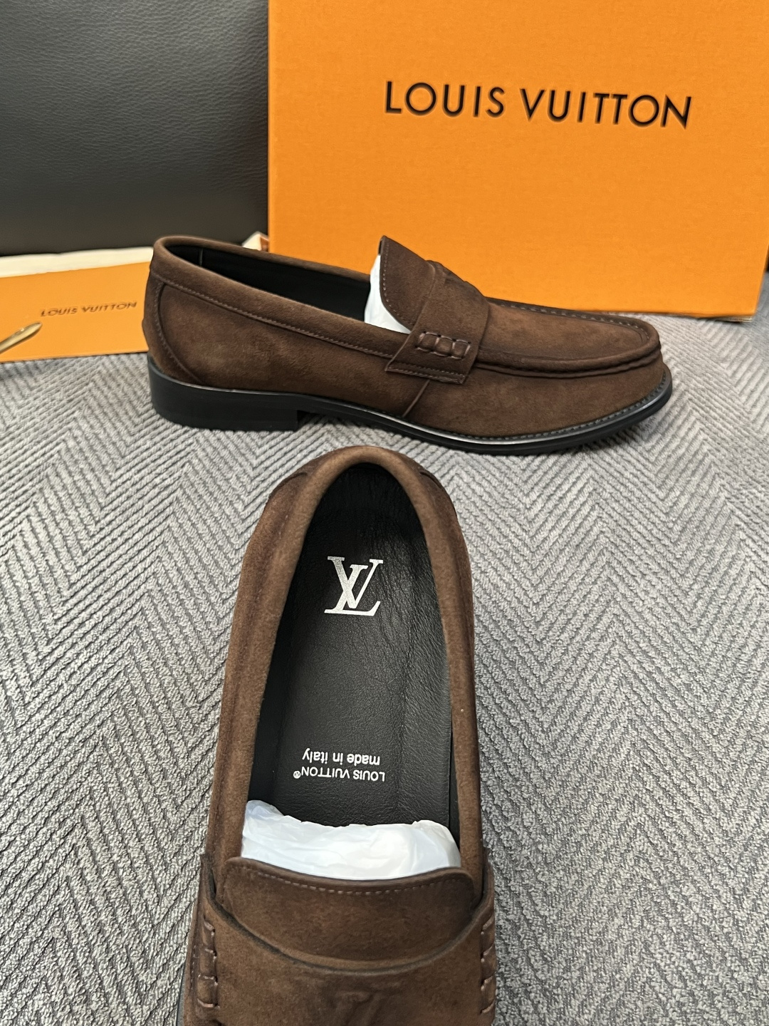 Lv  高品质  顶级工艺品   路易威登 皮鞋专柜同步原厂配置，鞋面意大利进口，进口水染牛皮内里，鞋底：原厂特供原版真