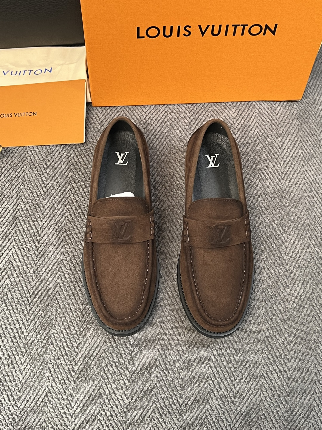 Lv  高品质  顶级工艺品   路易威登 皮鞋专柜同步原厂配置，鞋面意大利进口，进口水染牛皮内里，鞋底：原厂特供原版真