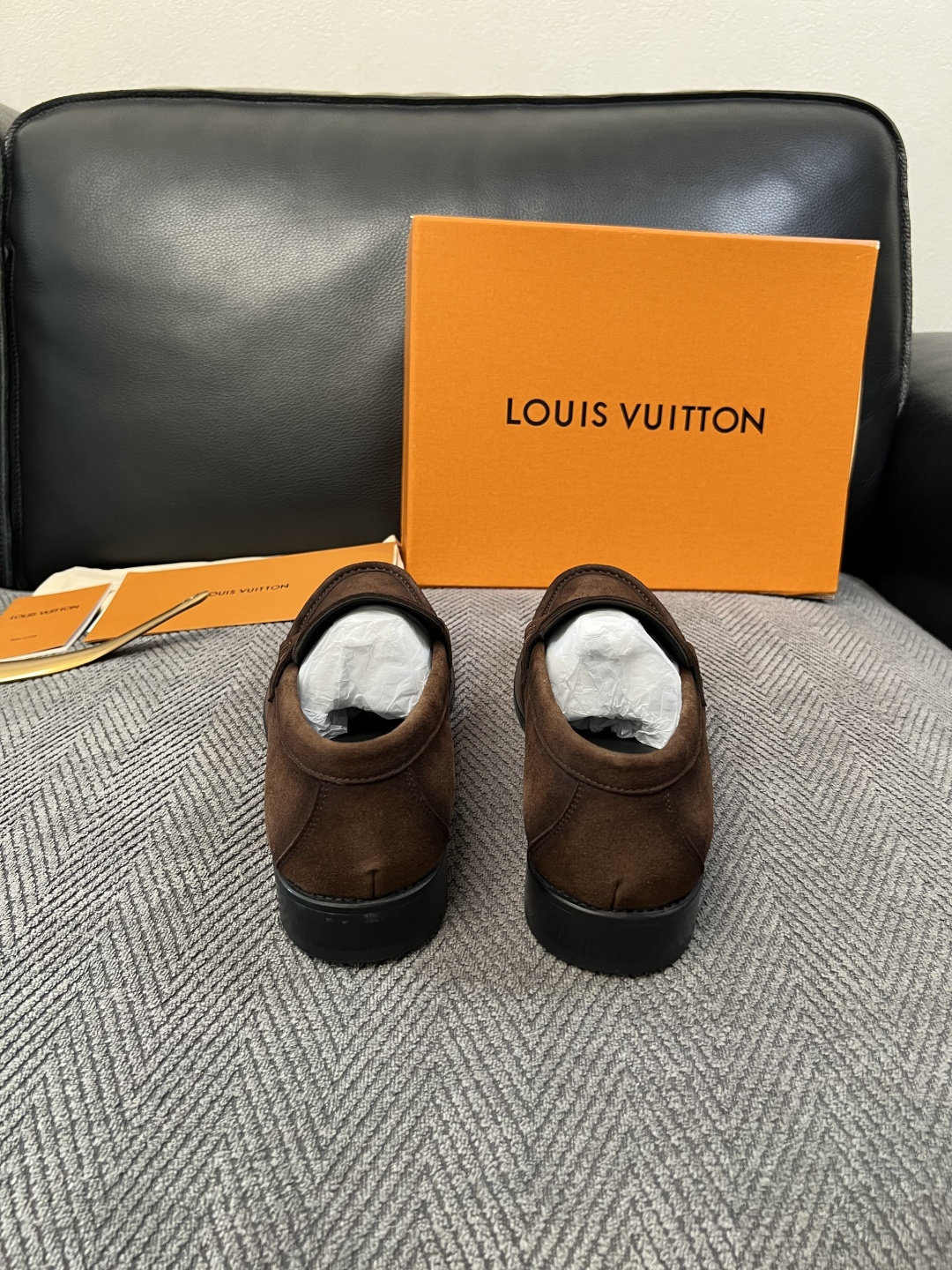 Lv  高品质  顶级工艺品   路易威登 皮鞋专柜同步原厂配置，鞋面意大利进口，进口水染牛皮内里，鞋底：原厂特供原版真