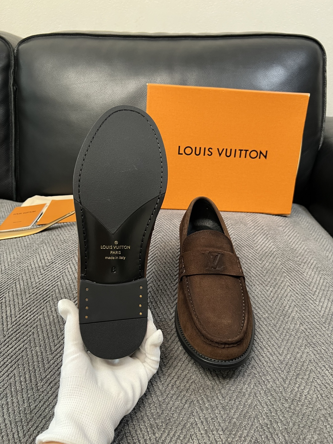 Lv  高品质  顶级工艺品   路易威登 皮鞋专柜同步原厂配置，鞋面意大利进口，进口水染牛皮内里，鞋底：原厂特供原版真