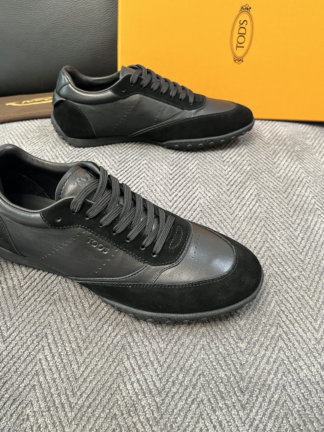 Tods  高品质  顶级工艺品  托德斯  专柜新款原厂配置，意大利进口牛皮拼布面料，进口牛里垫，透气舒适，鞋底：原厂