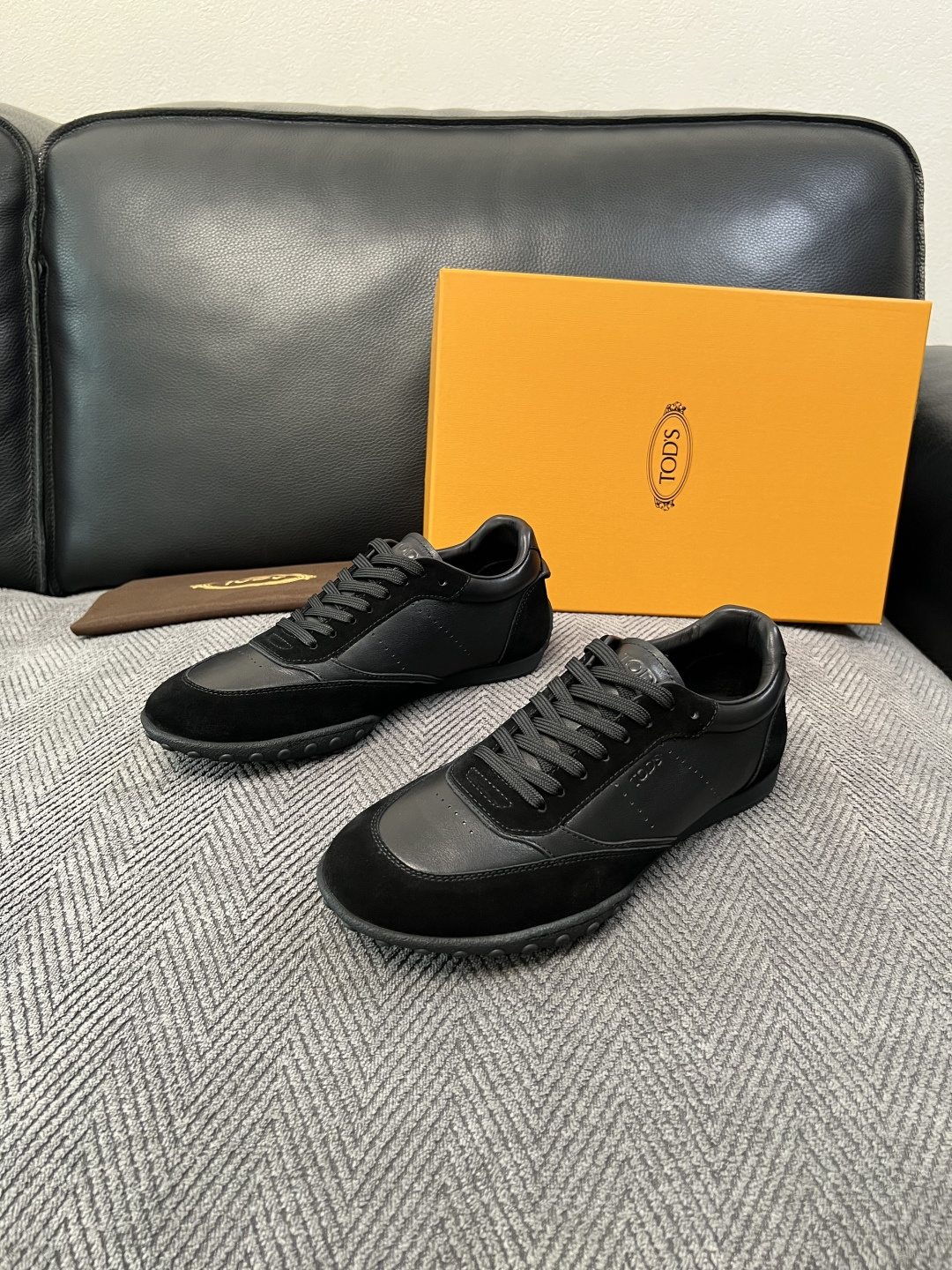 Tods  高品质  顶级工艺品  托德斯  专柜新款原厂配置，意大利进口牛皮拼布面料，进口牛里垫，透气舒适，鞋底：原厂