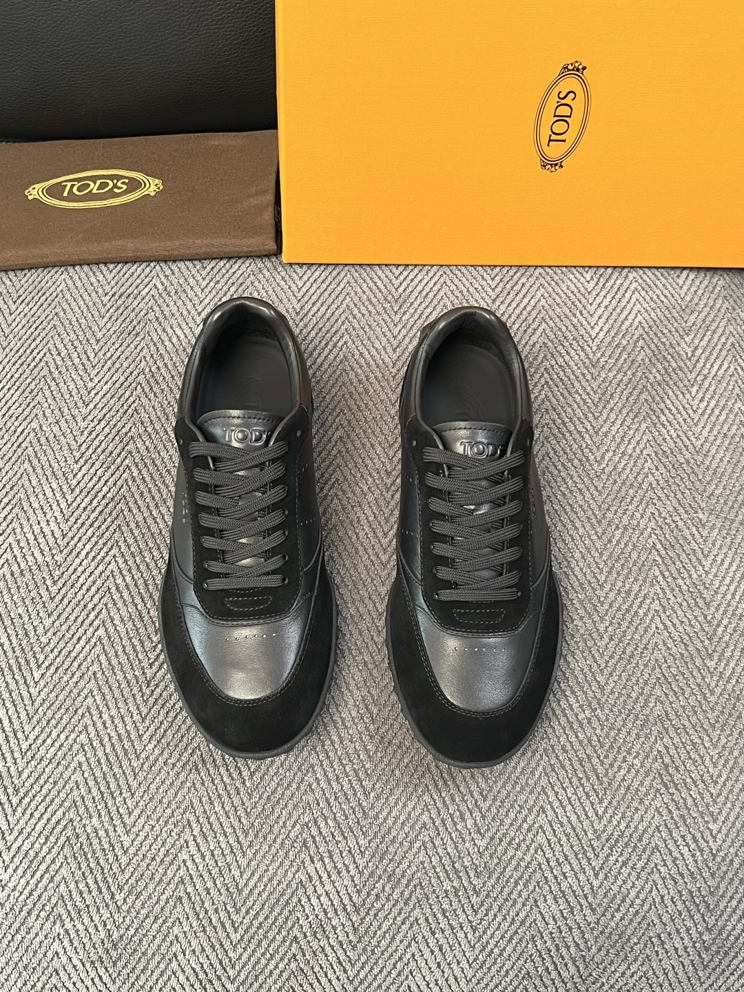 Tods  高品质  顶级工艺品  托德斯  专柜新款原厂配置，意大利进口牛皮拼布面料，进口牛里垫，透气舒适，鞋底：原厂