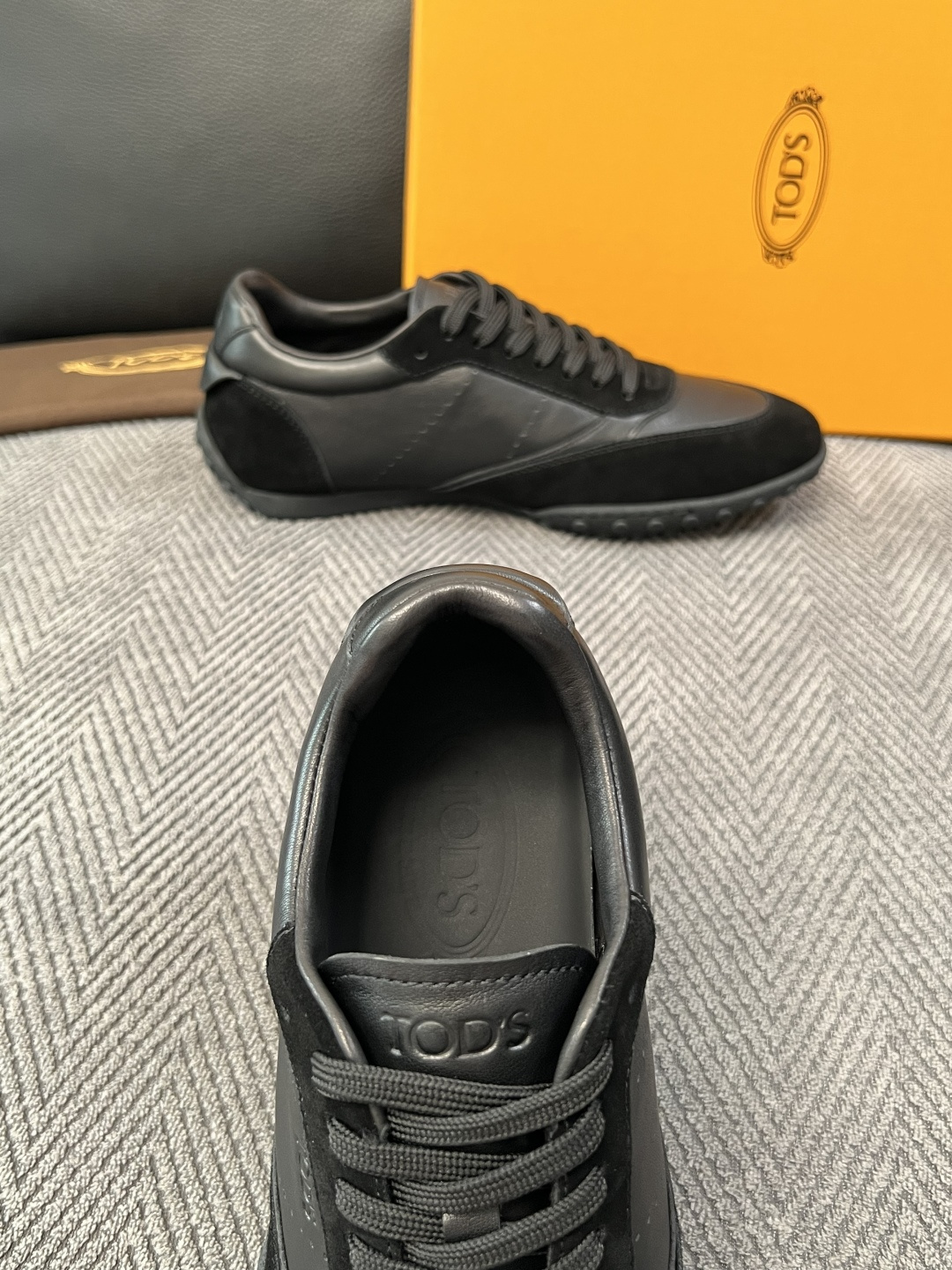 Tods  高品质  顶级工艺品  托德斯  专柜新款原厂配置，意大利进口牛皮拼布面料，进口牛里垫，透气舒适，鞋底：原厂
